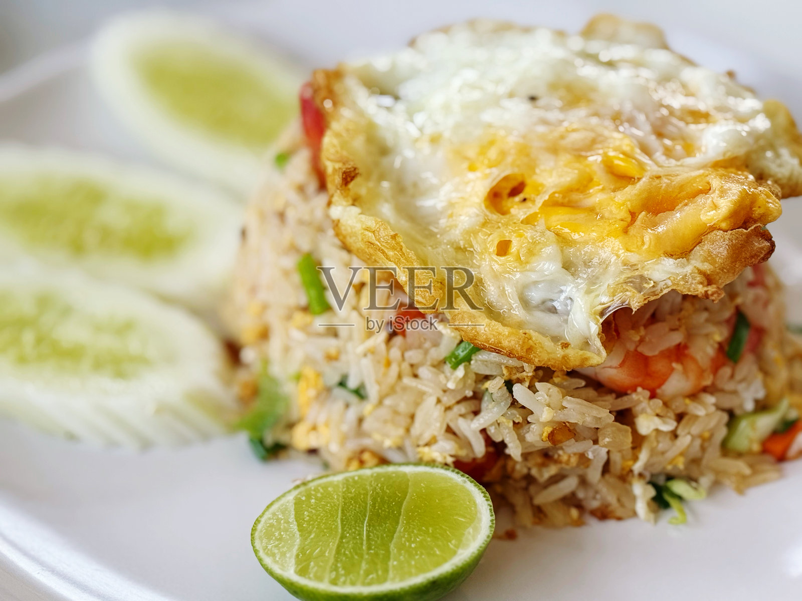 泰式猪肉炒饭配煎蛋。照片摄影图片