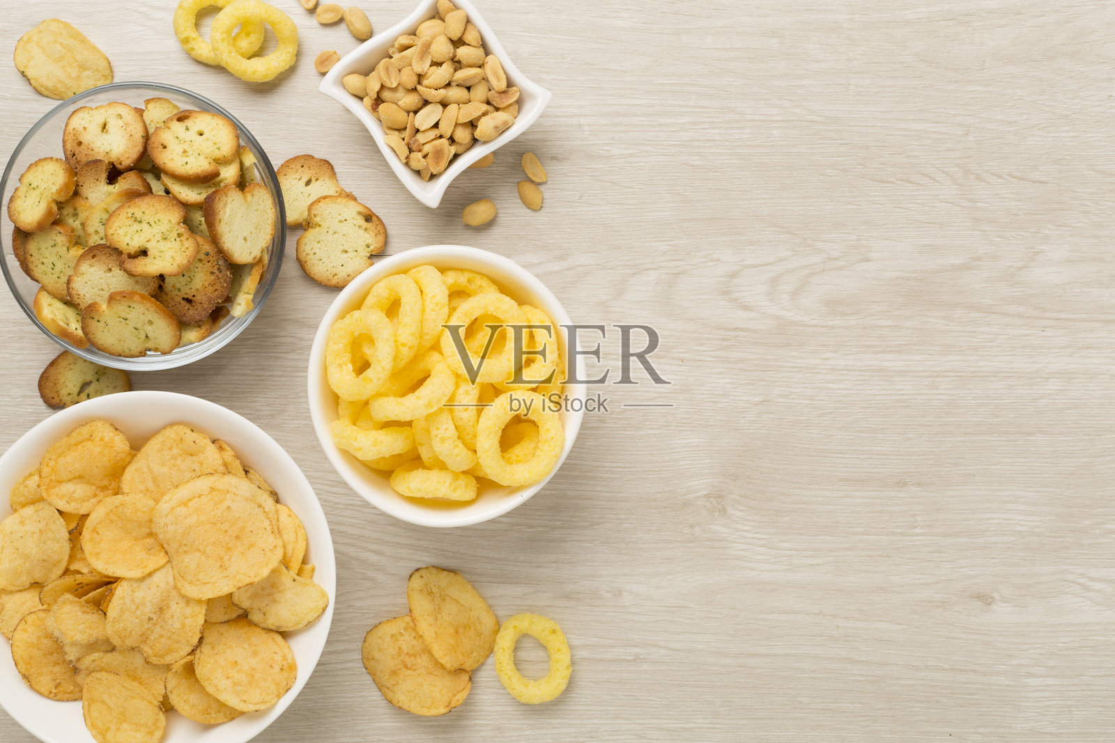 不同美味小吃与酱汁在木质背景上的俯视图照片摄影图片