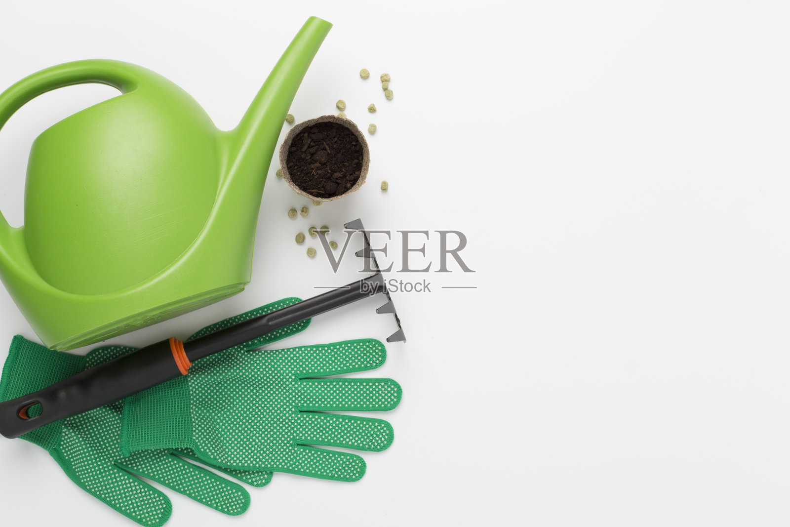 绿色园艺工具在彩色背景上，俯视图照片摄影图片