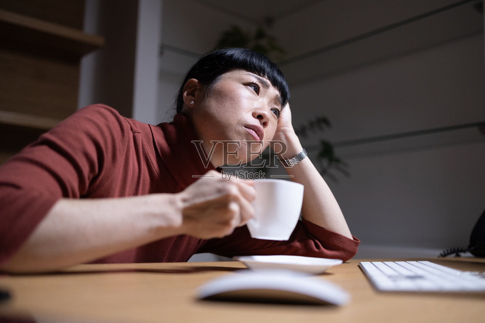 办公室工作人员喝咖啡以保持专注于工作。照片摄影图片