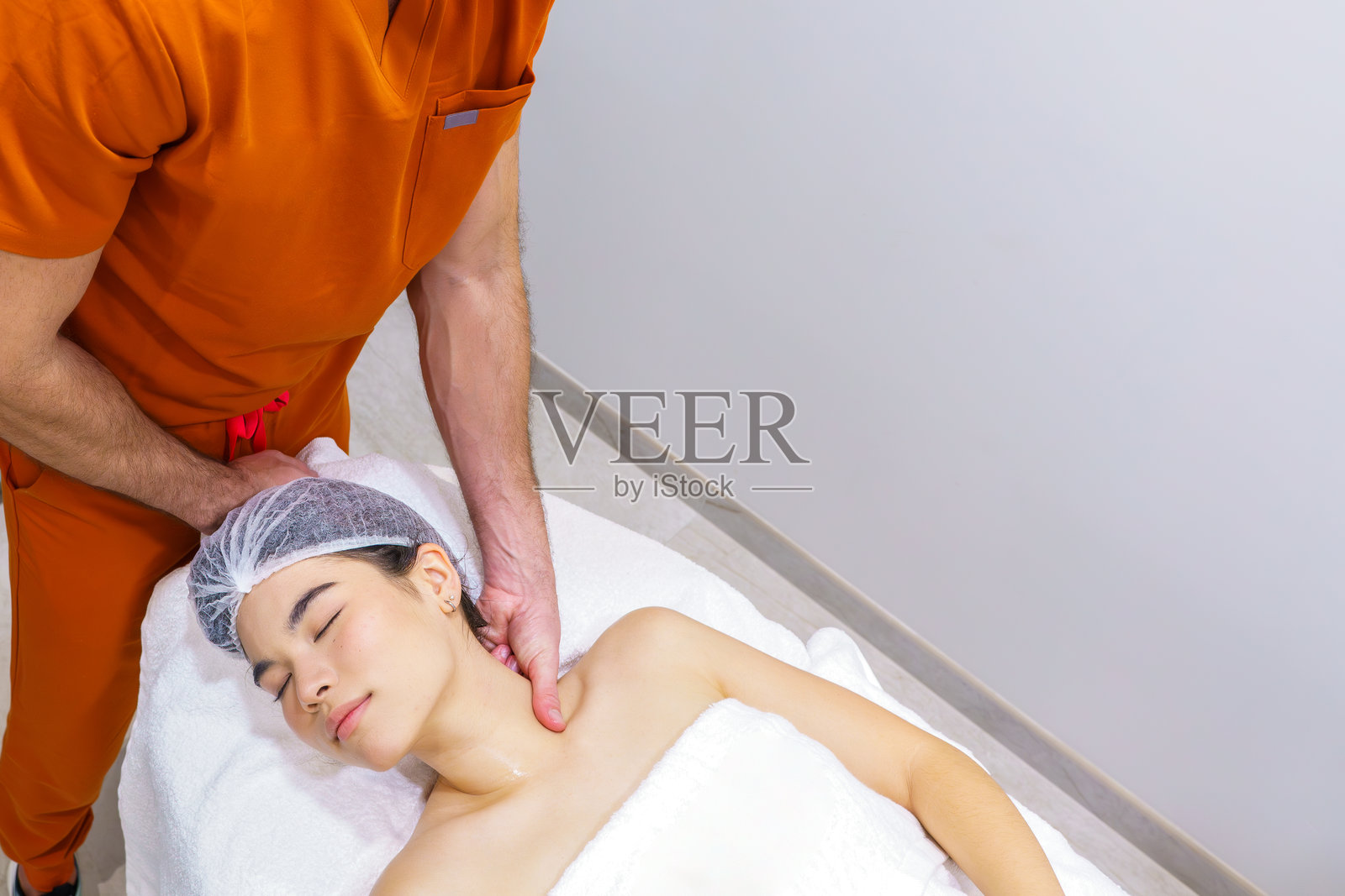 医疗专业人员为亚洲女性患者提供舒缓的颈部按摩照片摄影图片