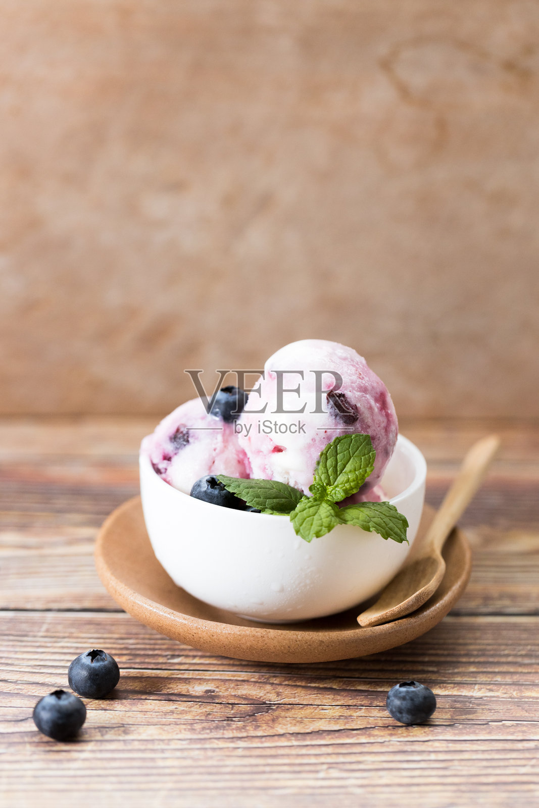 蓝莓酸奶冰淇淋配薄荷叶。照片摄影图片