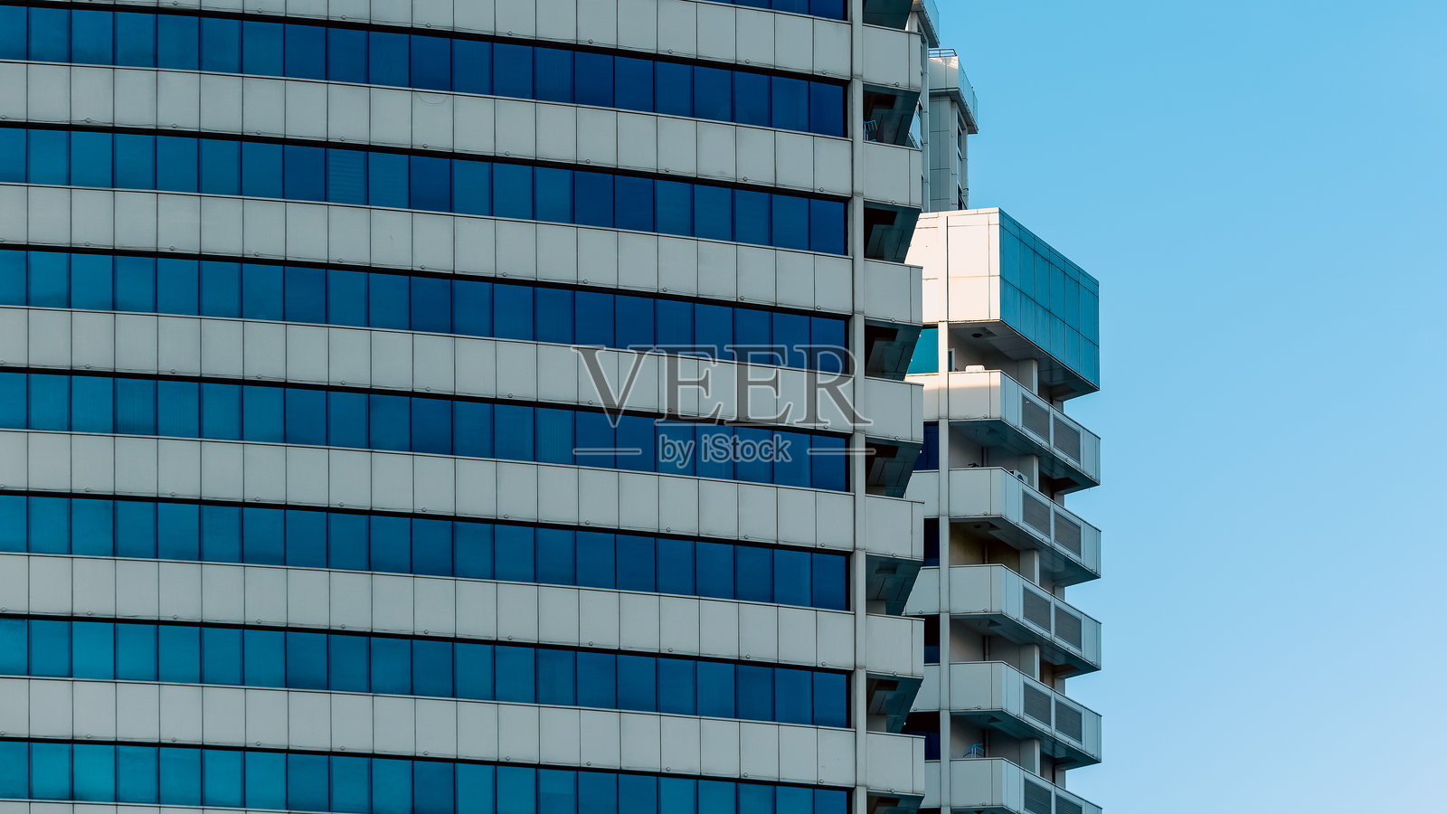 现代摩天大楼的许多窗户和墙面外立面，没有人。照片摄影图片