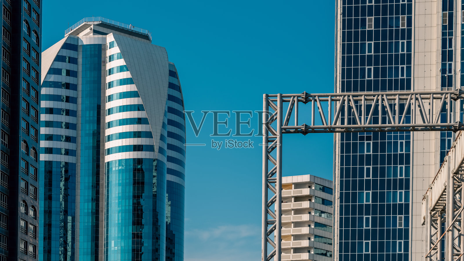 现代摩天大楼的许多窗户和墙面外立面，没有人。照片摄影图片