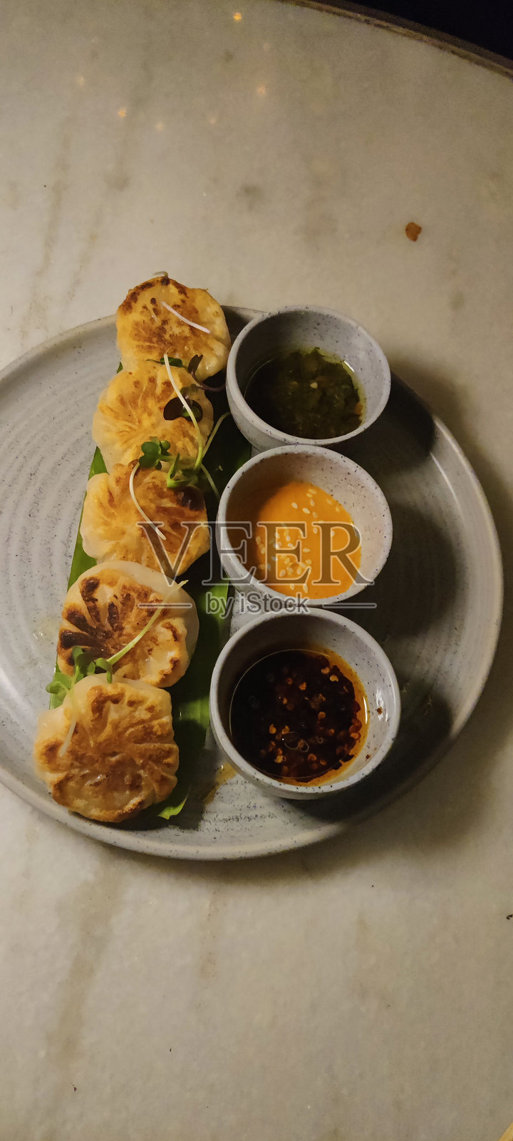 香蕉叶上的猪肉饺子配三种蘸酱 - 股票照片照片摄影图片