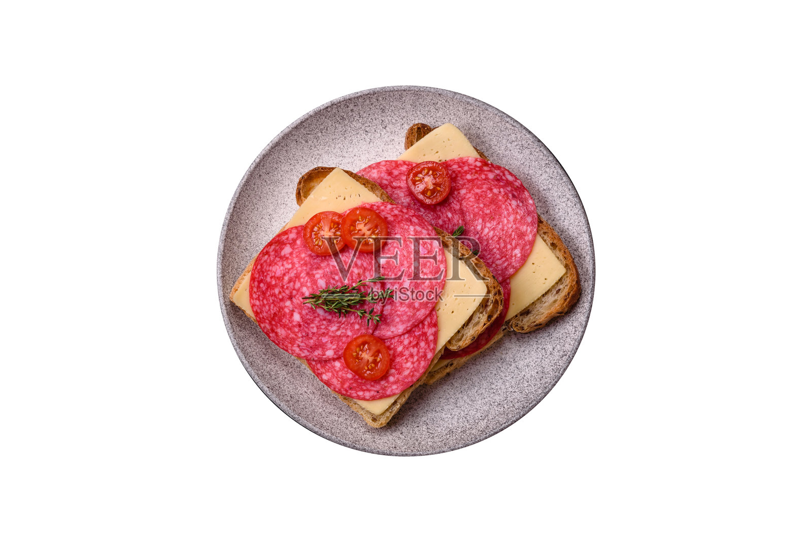 夹有烤面包、香肠片、奶酪和番茄、盐和香料的三明治照片摄影图片