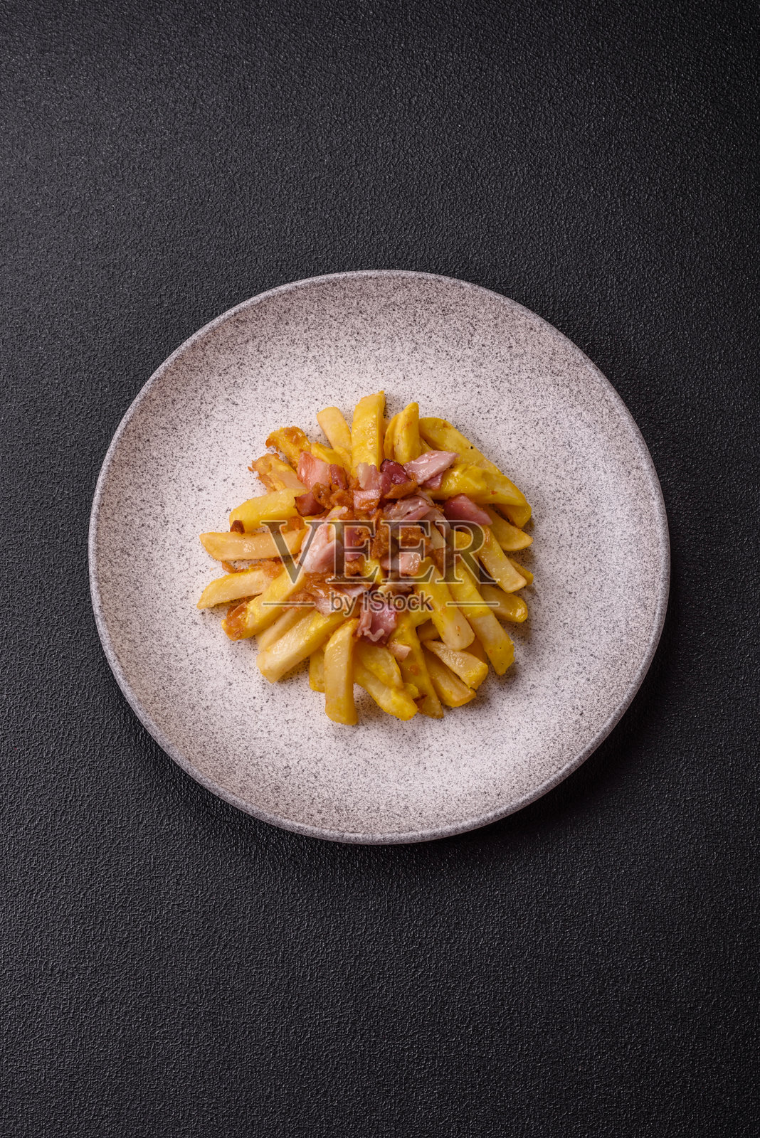 脆皮薯条配培根块、盐和香料照片摄影图片