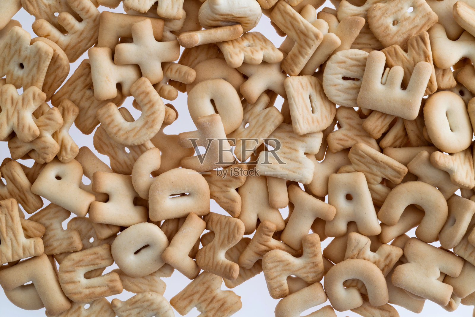 白色背景上的字母饼干堆照片摄影图片