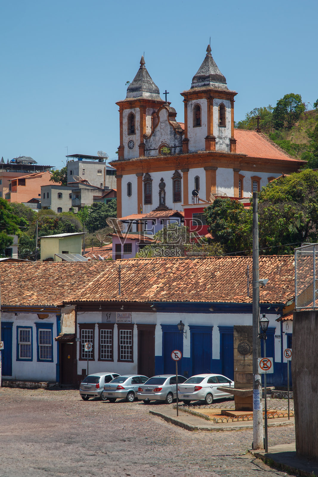 巴西米纳斯吉拉斯州萨巴拉的历史殖民建筑和圣方济各教堂照片摄影图片