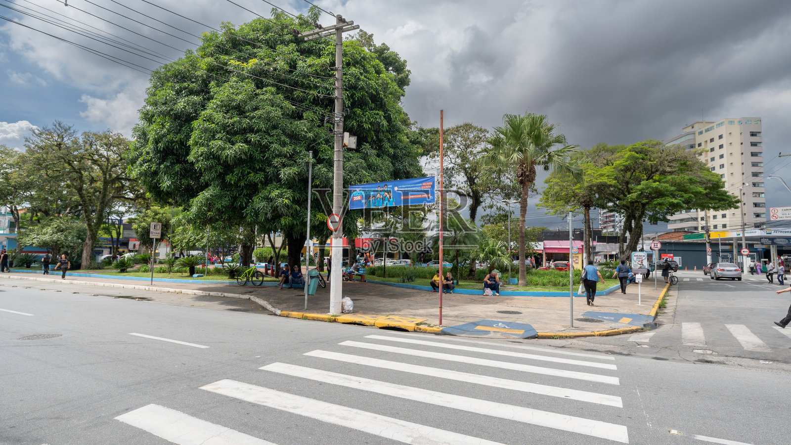 巴西圣保罗州苏扎诺 - 2025年4月4日：市中心的探险者广场照片摄影图片