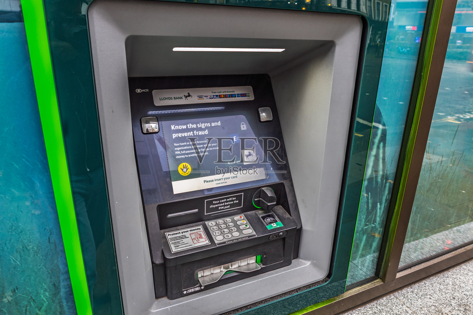 劳埃德银行自动取款机位于城市地区,提供银行服务照片摄影图片