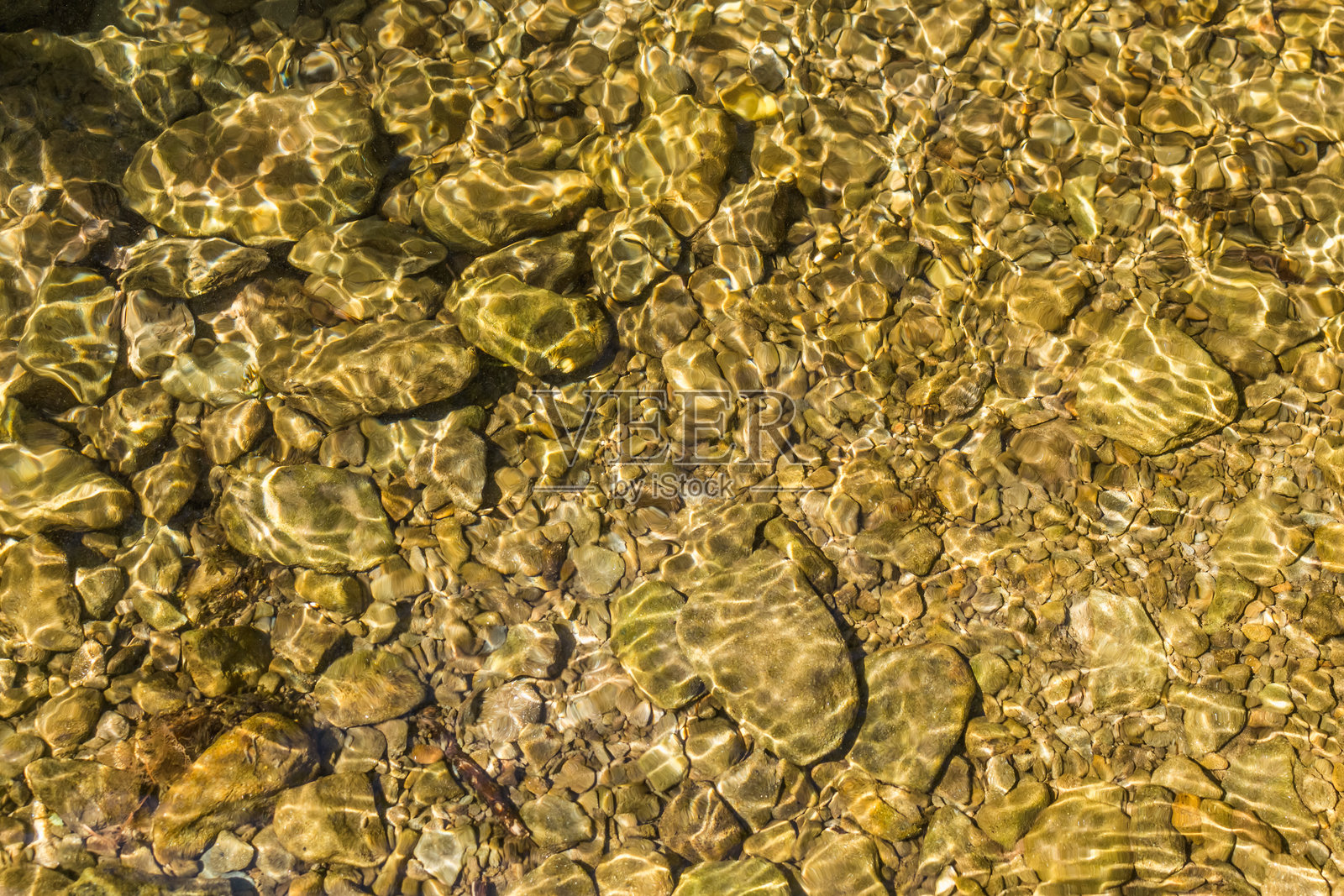 溪流中的石头照片摄影图片