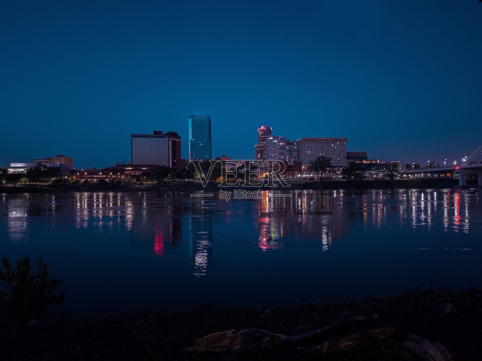 阿肯色州小石城沿阿肯色河的天际线照片摄影图片