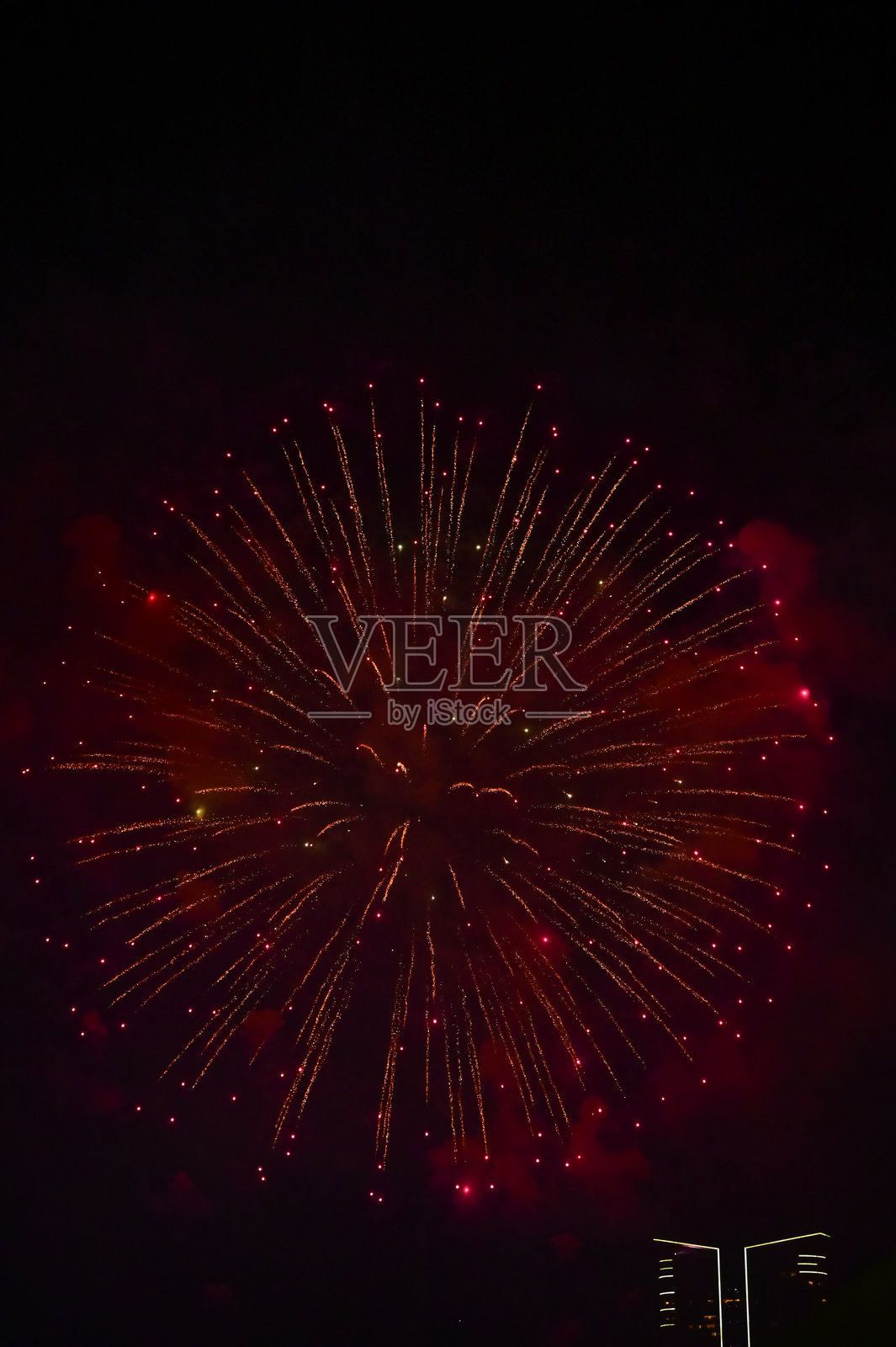 夜空中绚丽多彩的烟花表演。真实的烟花背景。照片摄影图片