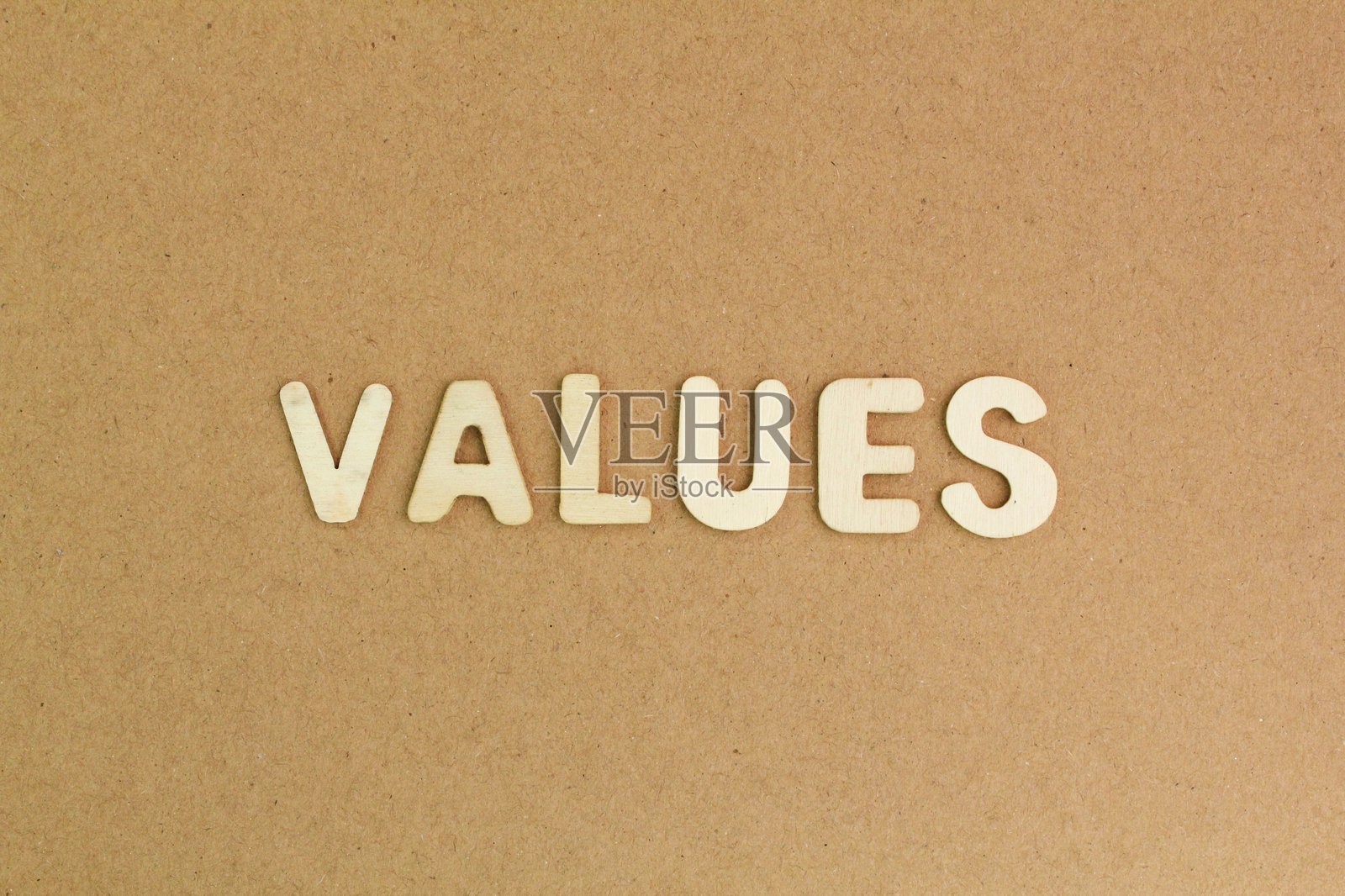 字母表中的字母与“价值”一词。一个有价值的概念或某种有价值的东西。照片摄影图片