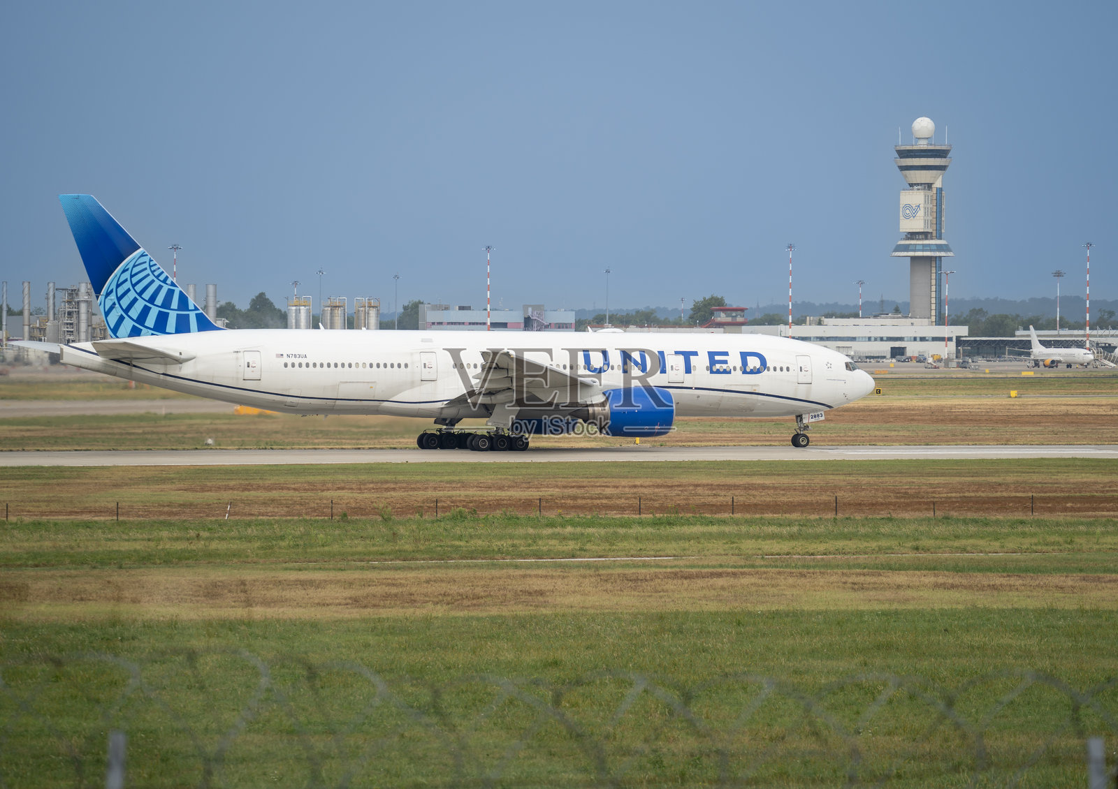 联合航空的波音777正在米兰马尔彭萨国际机场滑行照片摄影图片