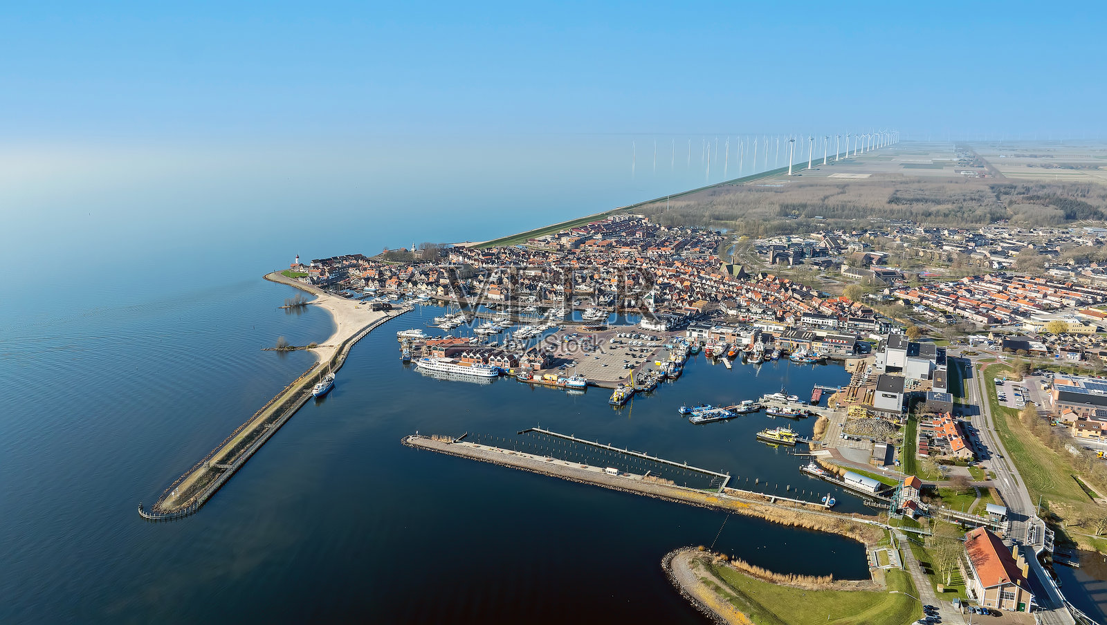 荷兰IJsselmeer湖畔历史小镇乌尔克的航拍图照片摄影图片