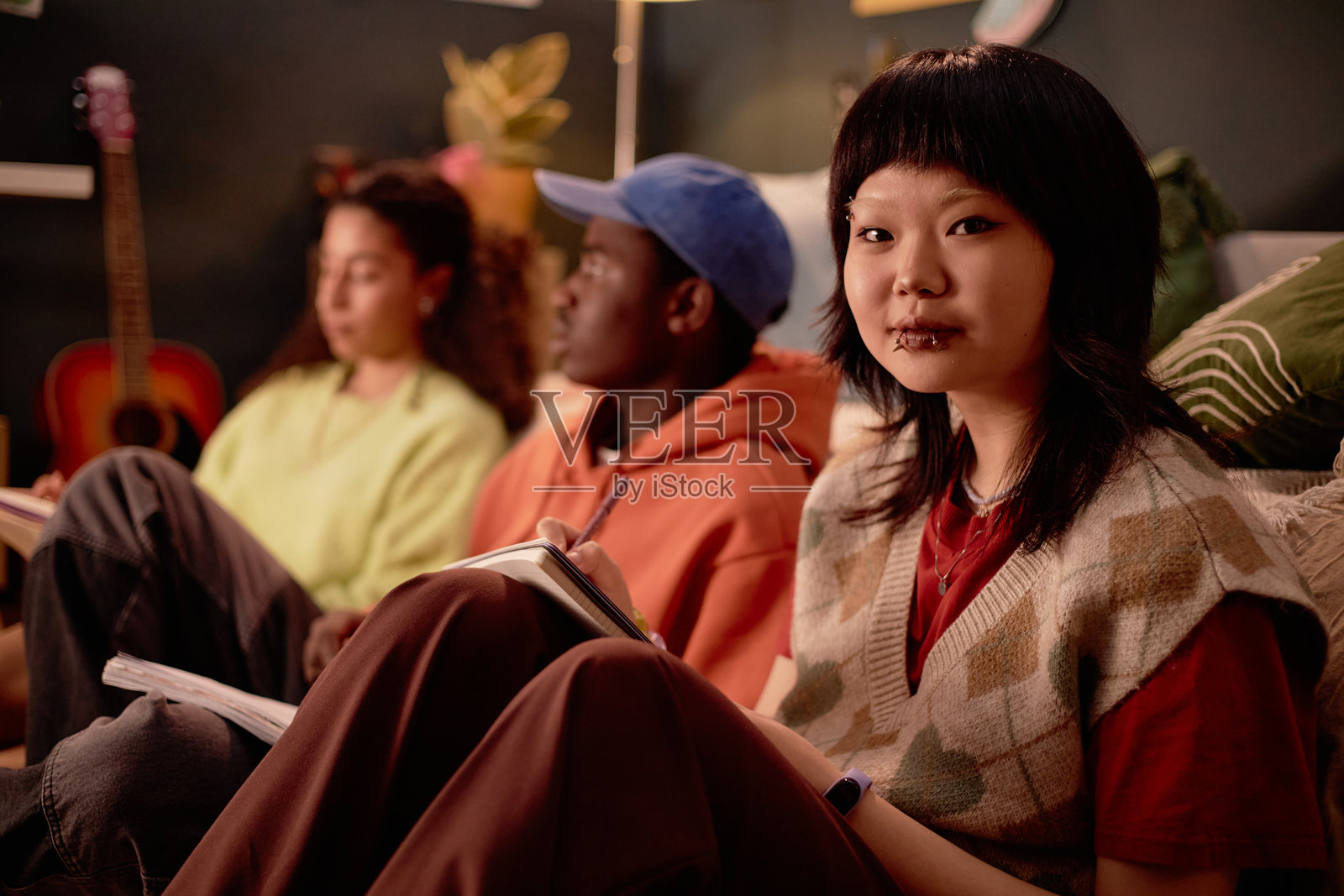 年轻朋友在舒适的房间里学习的肖像照片摄影图片