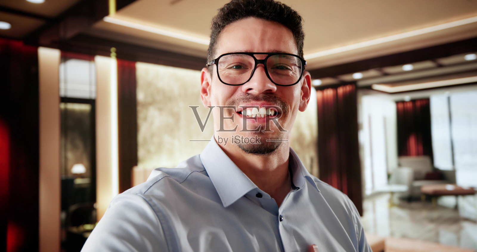 酒店房间里的旅行博主。快乐的男人在直播照片摄影图片