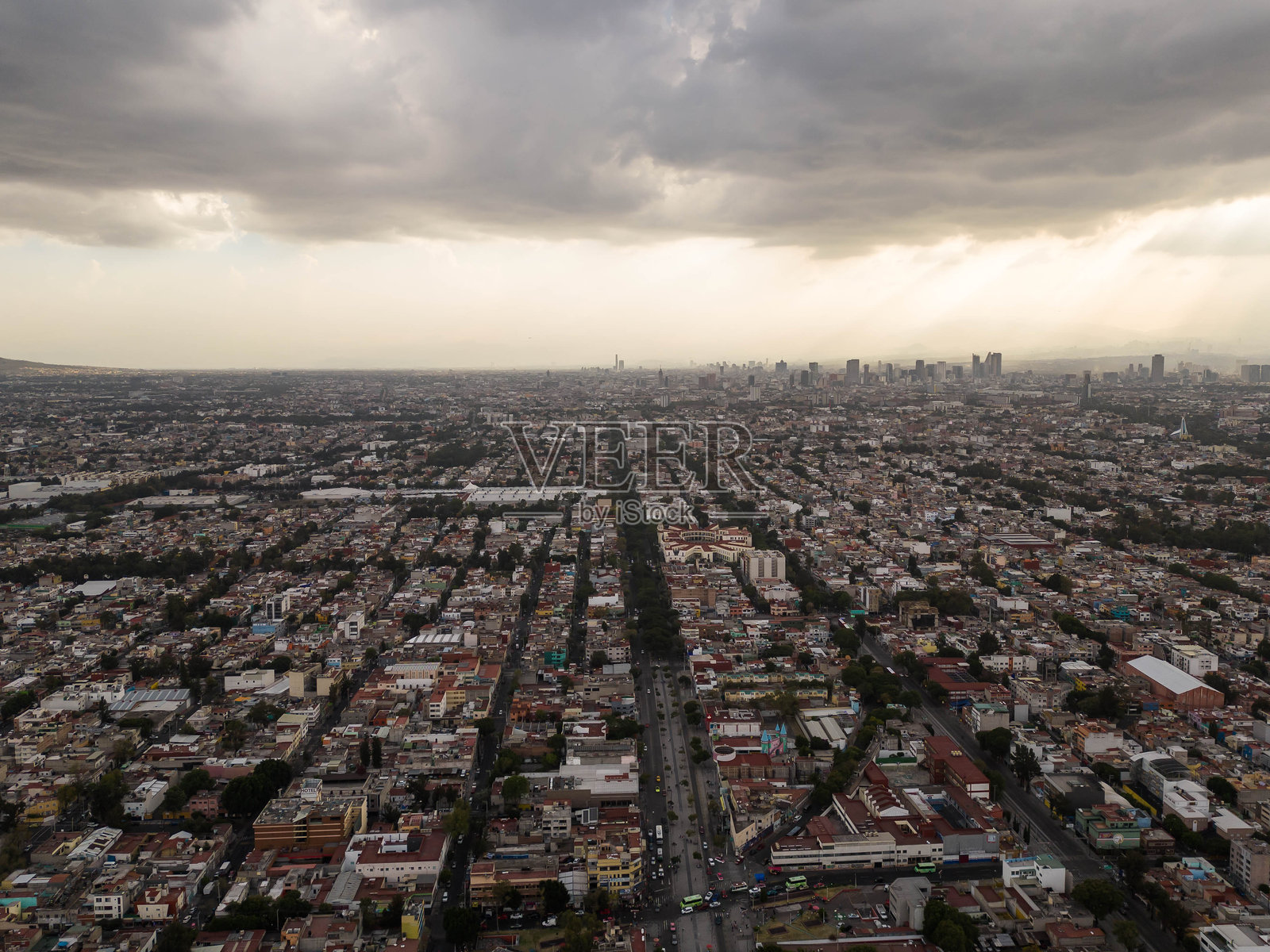 从空中拍摄的瓜达卢佩大教堂照片，墨西哥城。照片摄影图片