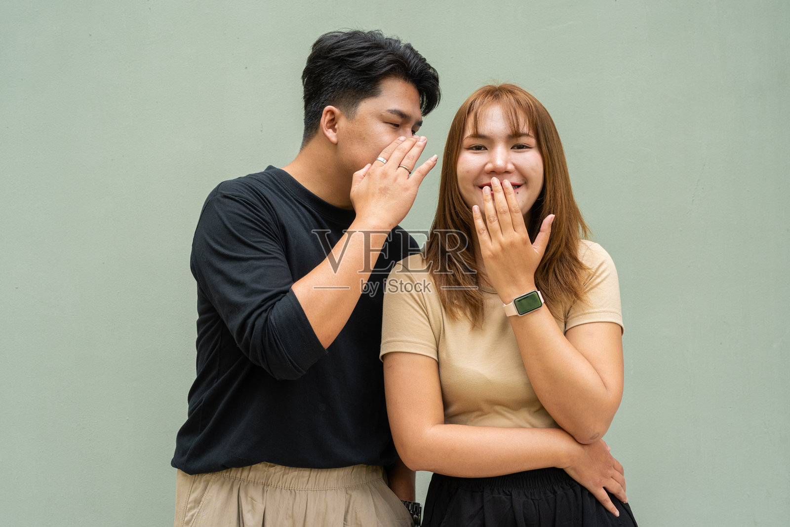 年轻亚洲情侣的肖像照片摄影图片