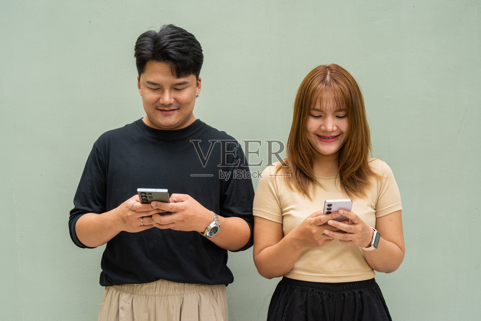 年轻亚洲情侣的肖像照片摄影图片