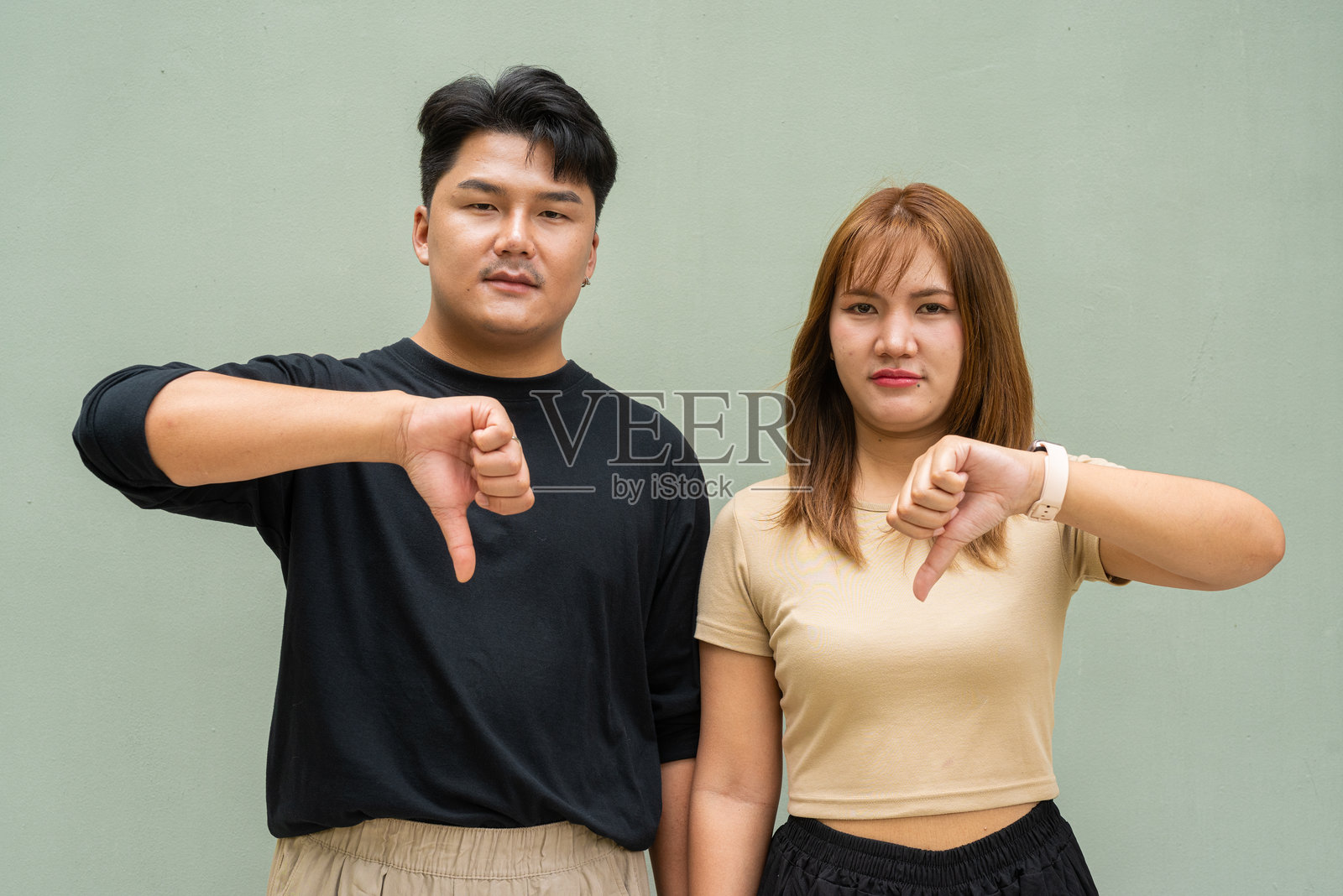 年轻亚洲情侣的肖像照片摄影图片