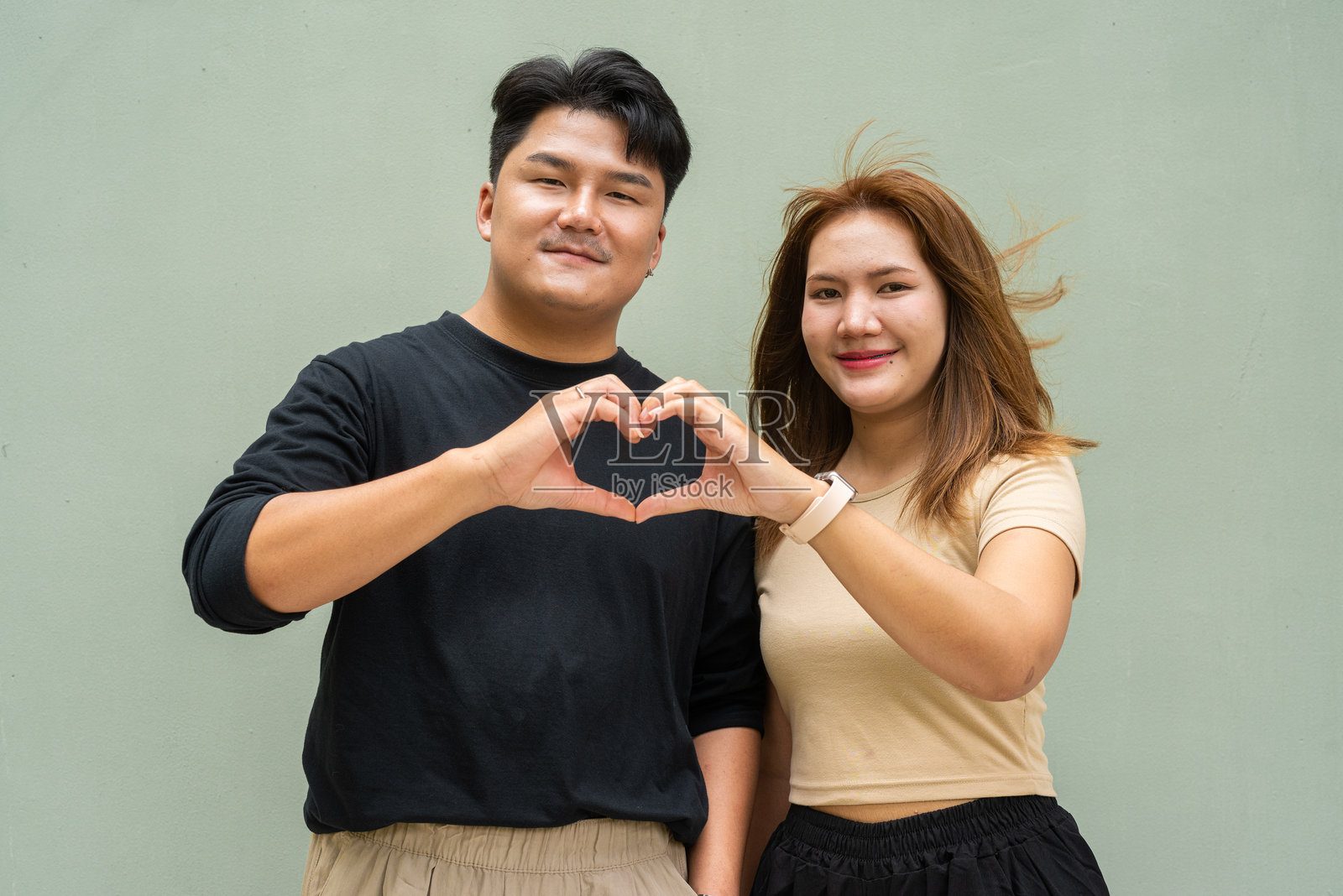 年轻亚洲情侣的肖像照片摄影图片