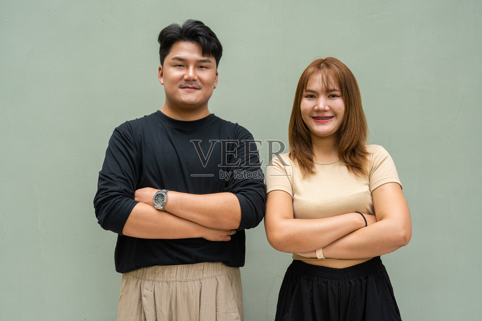 年轻亚洲情侣的肖像照片摄影图片