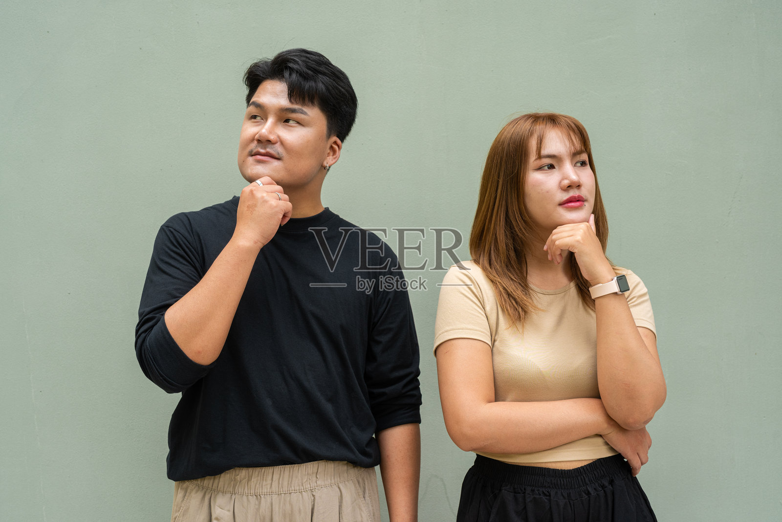 年轻亚洲情侣的肖像照片摄影图片