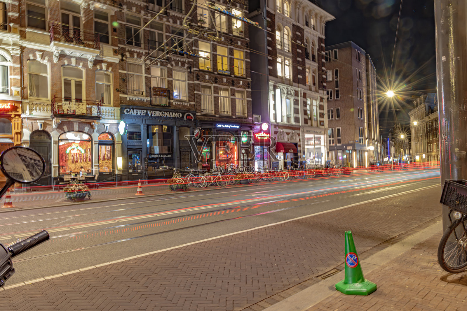 阿姆斯特丹在夜晚的荷兰倒影照片摄影图片