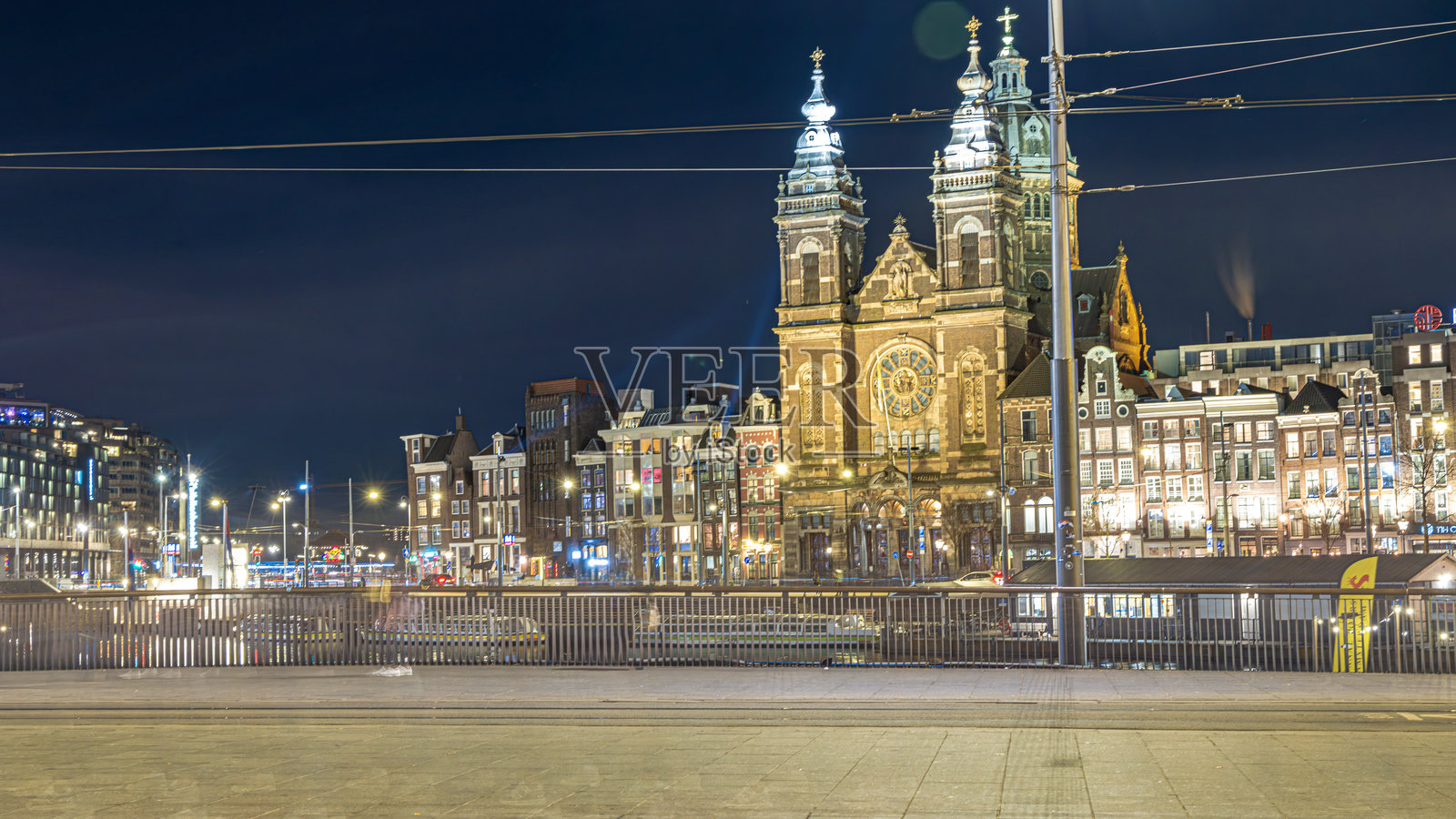 阿姆斯特丹在夜晚的荷兰倒影照片摄影图片