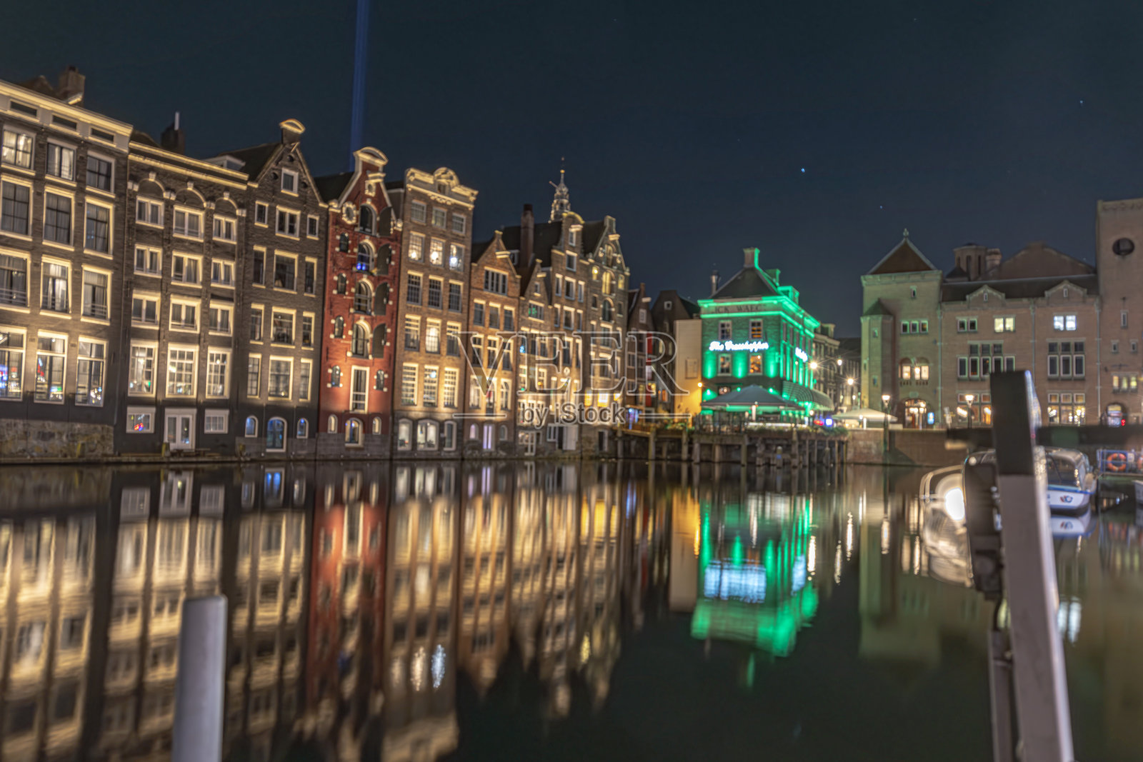 阿姆斯特丹在夜晚的荷兰倒影照片摄影图片