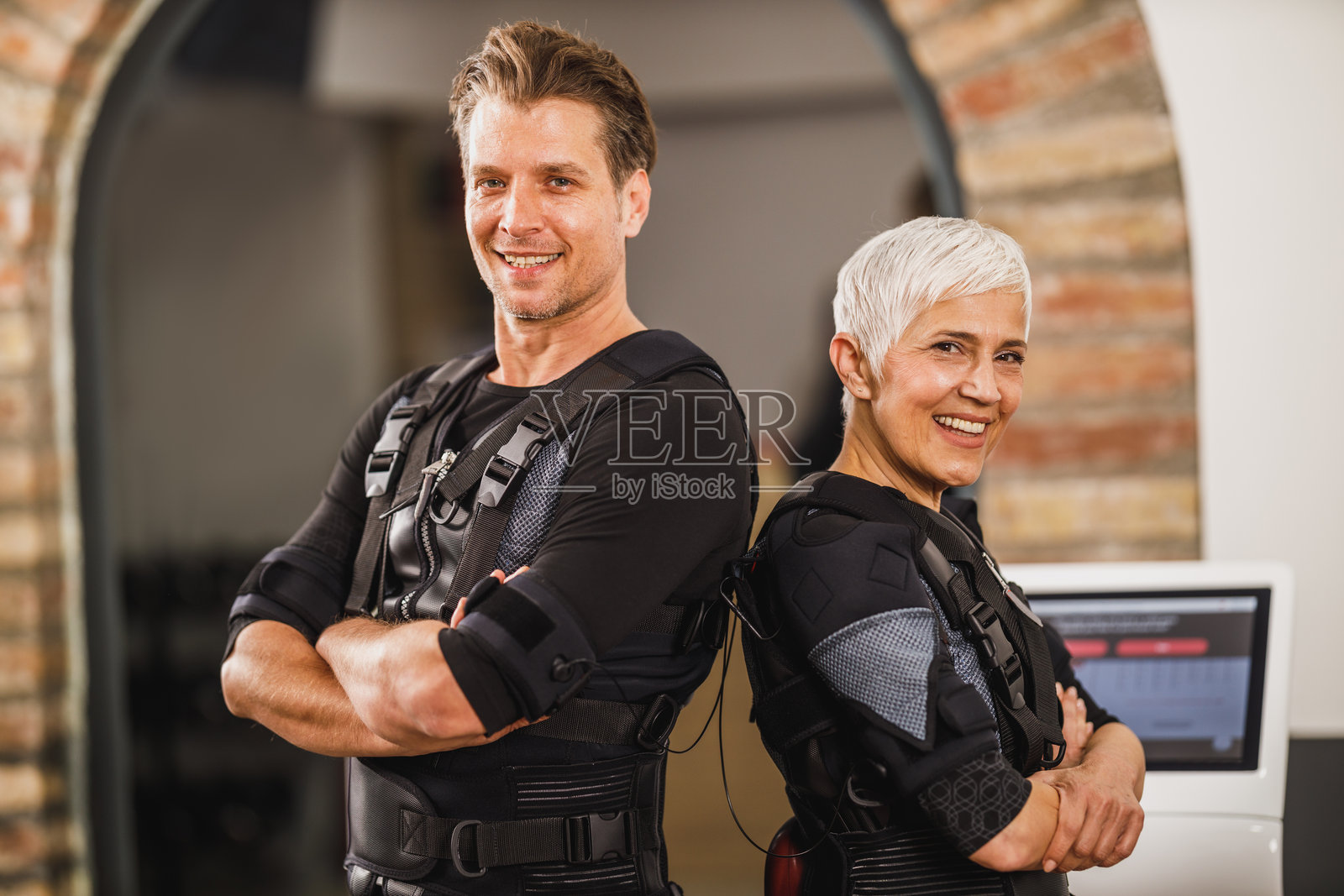 家庭在健身房进行急救培训后照片摄影图片