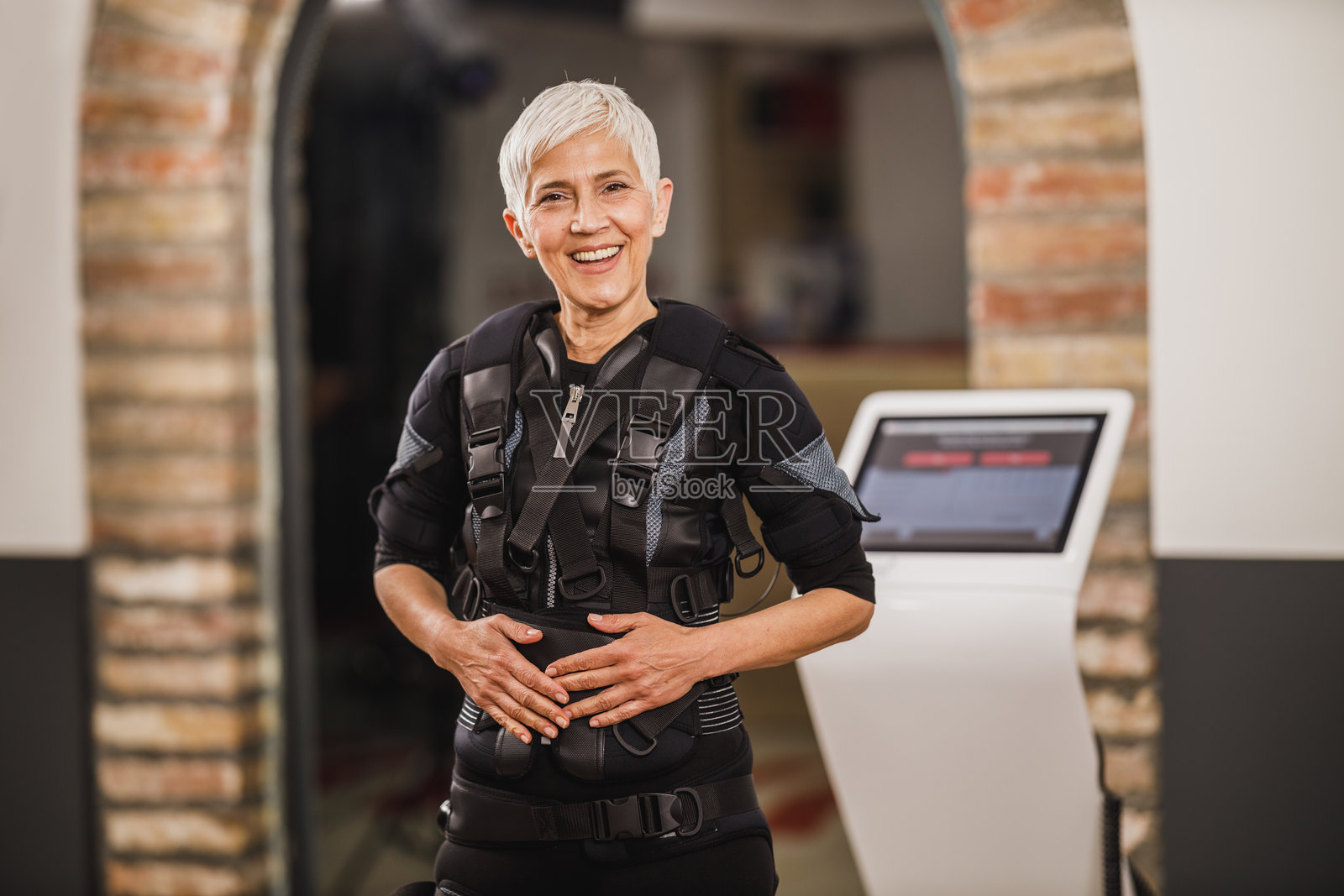 健身房内经过急救训练的老年女性照片摄影图片