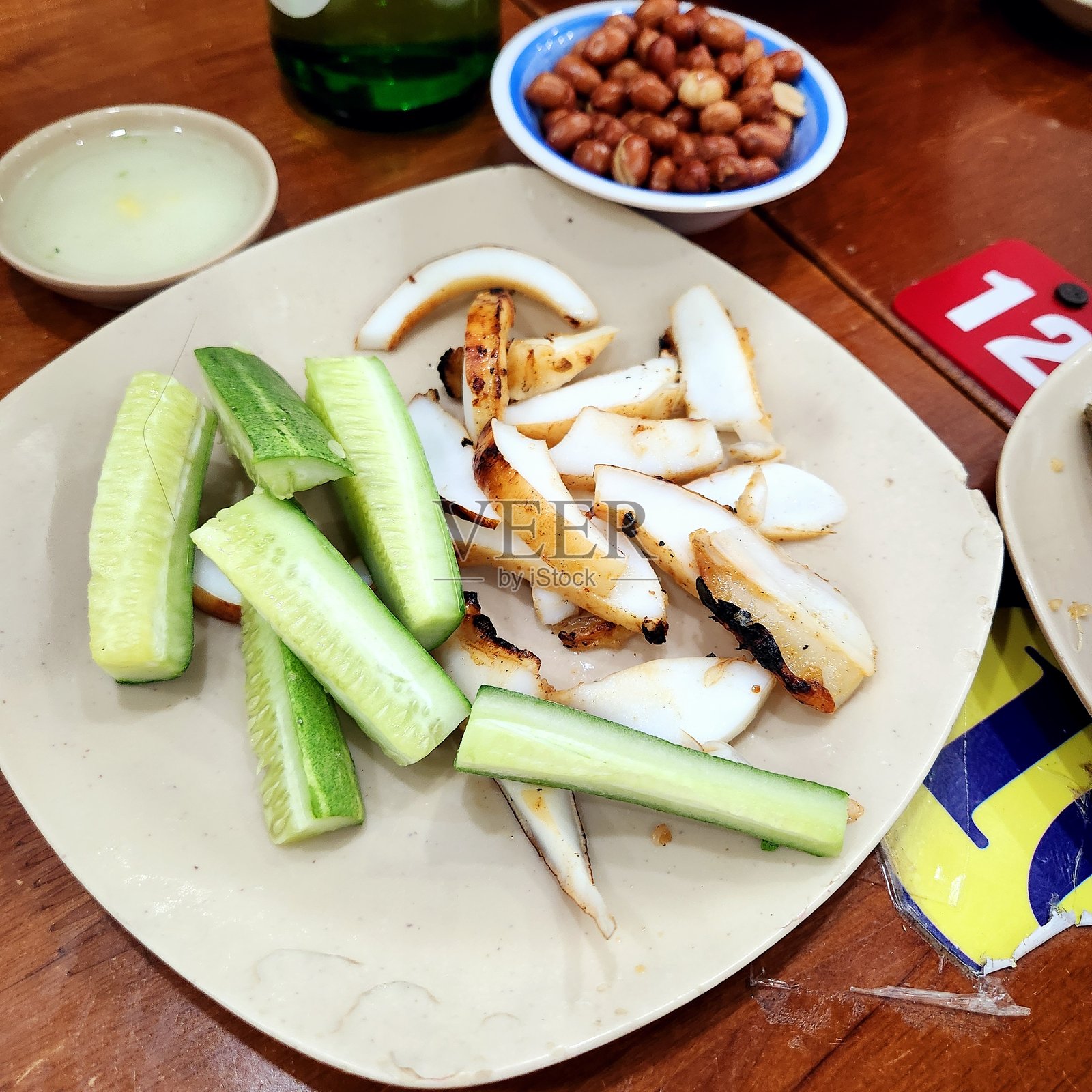 越南炭烤章鱼和黄瓜拼盘照片摄影图片