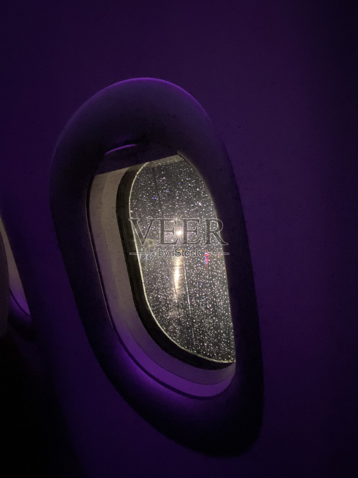 夜间飞机窗户上的雨滴照片摄影图片