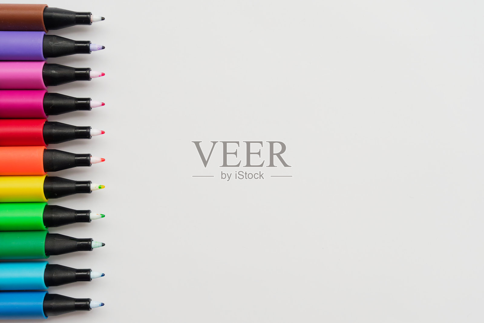 白色背景上的黑色细头笔。留白空间。多彩的马克笔。创造力、教育、艺术表达概念照片摄影图片