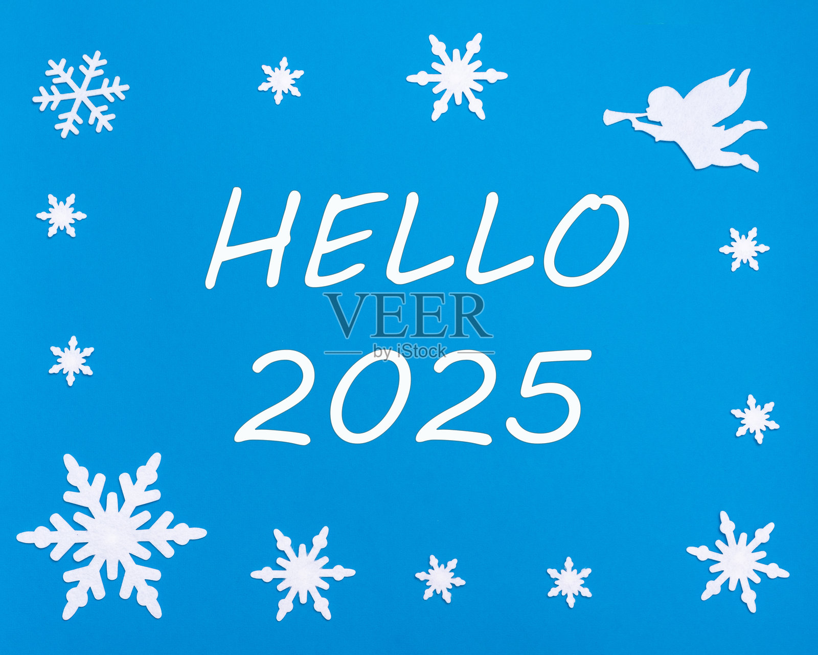 蓝色背景上有圣诞雪花的“HELLO 2025”字样，旁边是一位白色天使。新年快乐。照片摄影图片