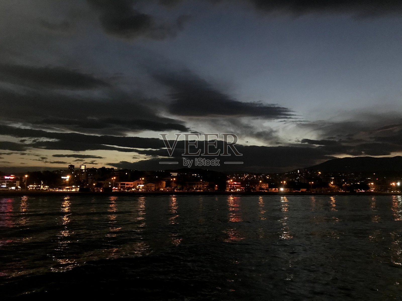 夜晚海上的海岸线照片摄影图片