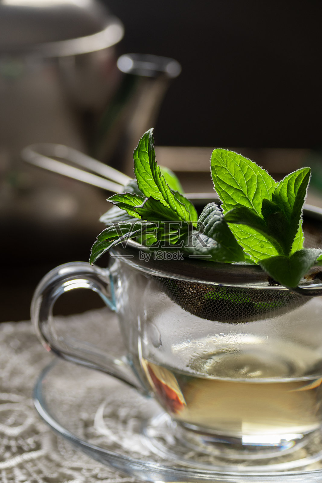 薄荷和草本茶的桌子，热饮主题照片摄影图片