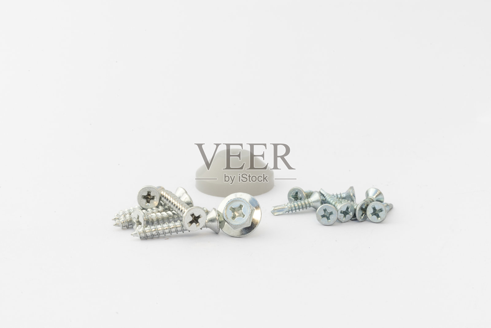 不同尺寸的螺丝和配件在白色背景上照片摄影图片