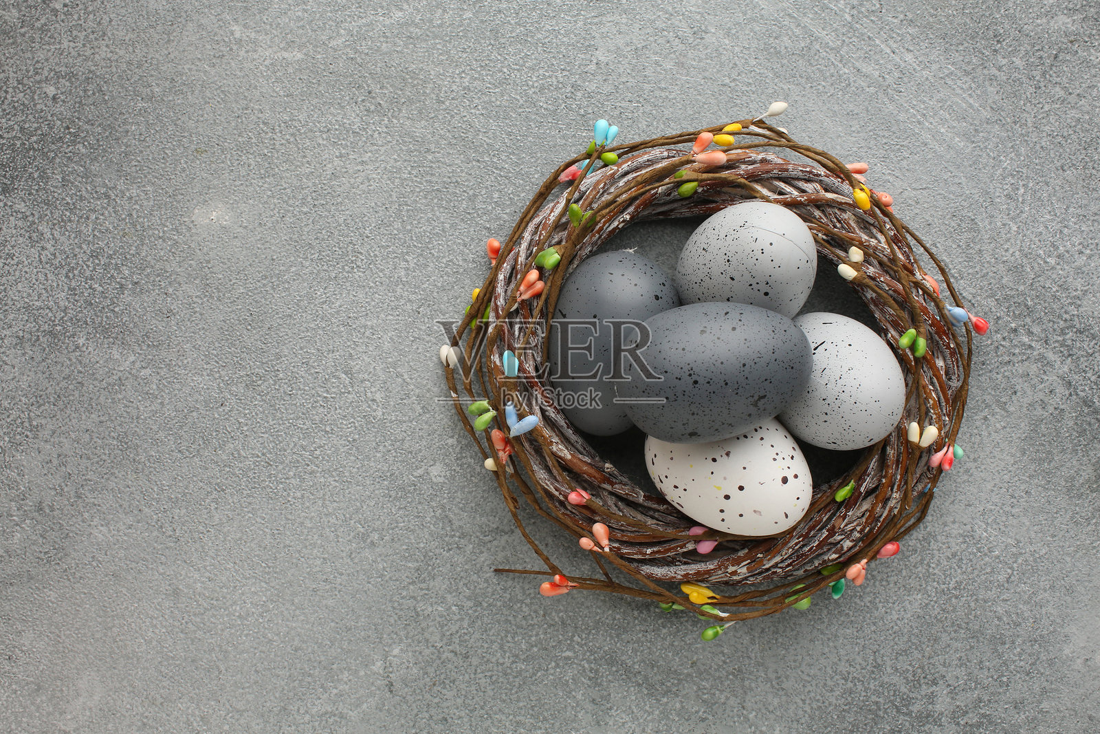 复活节彩蛋巢 - 贺卡与春季背景，复活节快乐 - 乡村季节装饰照片摄影图片