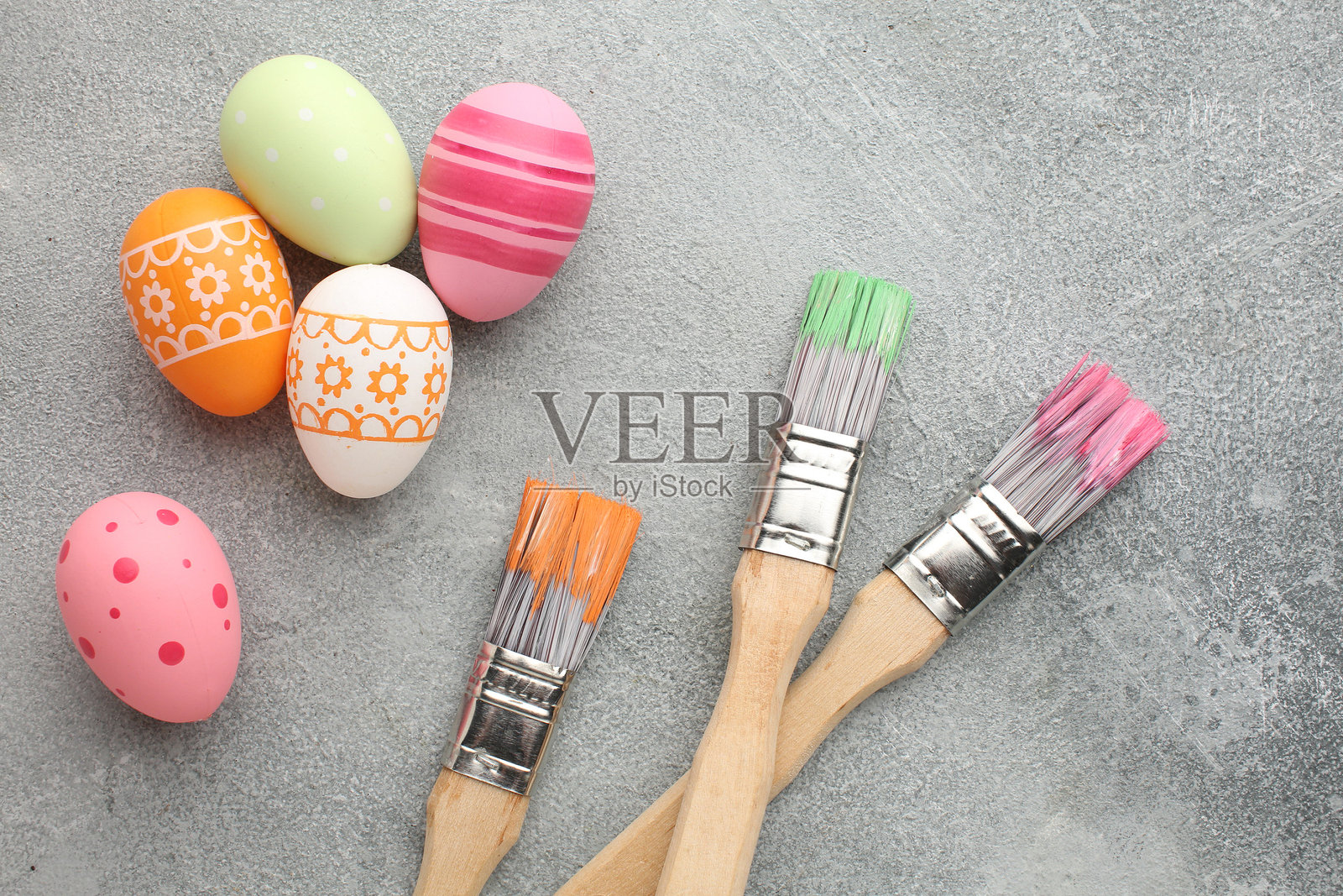 绘制复活节彩蛋的过程。为复活节做准备。照片摄影图片