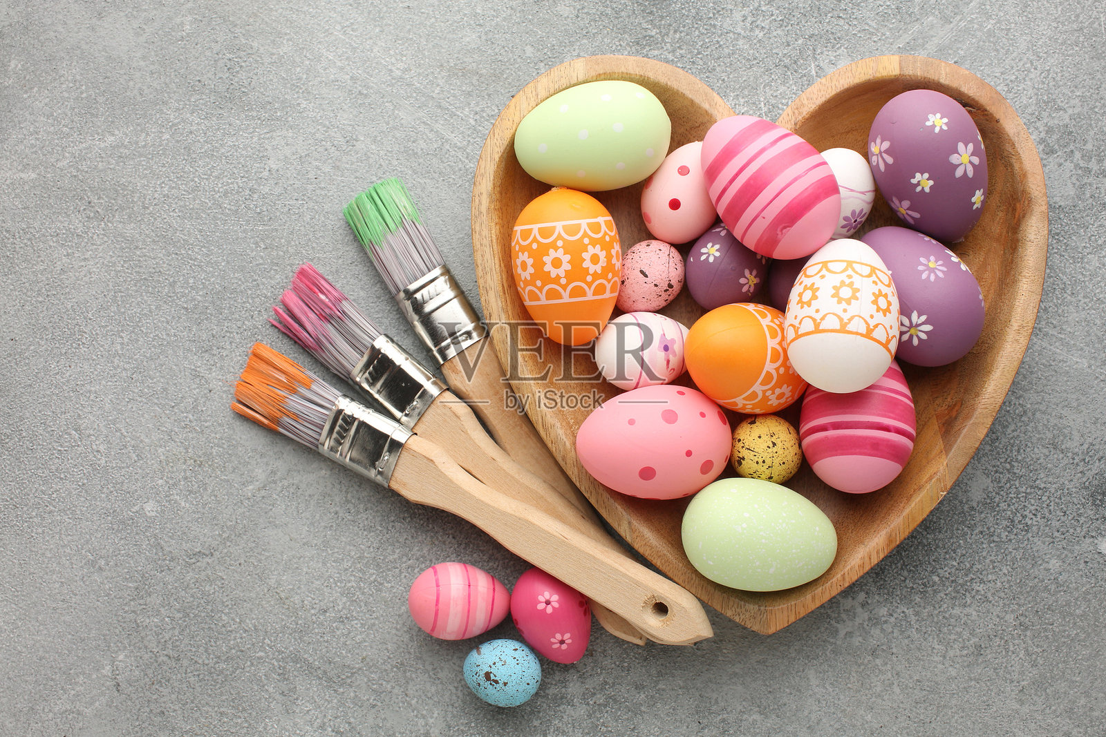绘制复活节彩蛋的过程。为复活节做准备。照片摄影图片