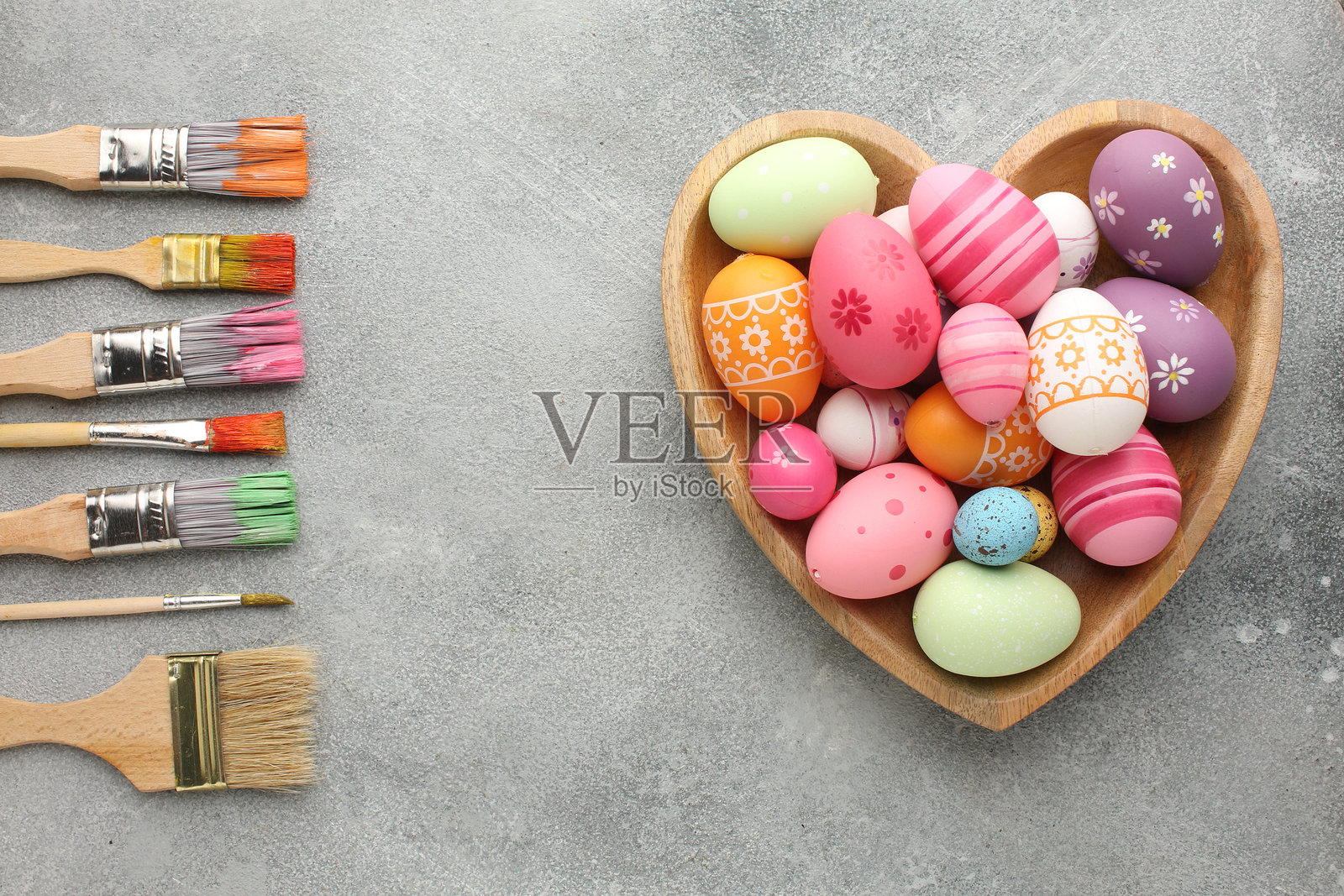 绘制复活节彩蛋的过程。为复活节做准备。照片摄影图片