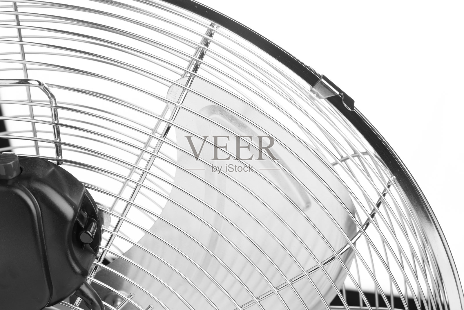 户外电风扇，带金属安全网，白色背景上的照片照片摄影图片