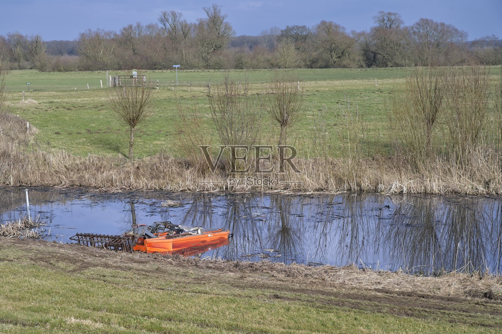 在伊泽尔河的洪泛区中的割草船照片摄影图片