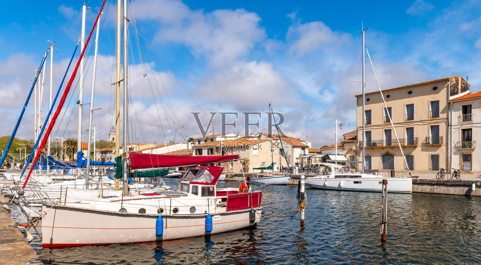 法国奥克西塔尼大区埃罗省马赛扬港口的帆船照片摄影图片