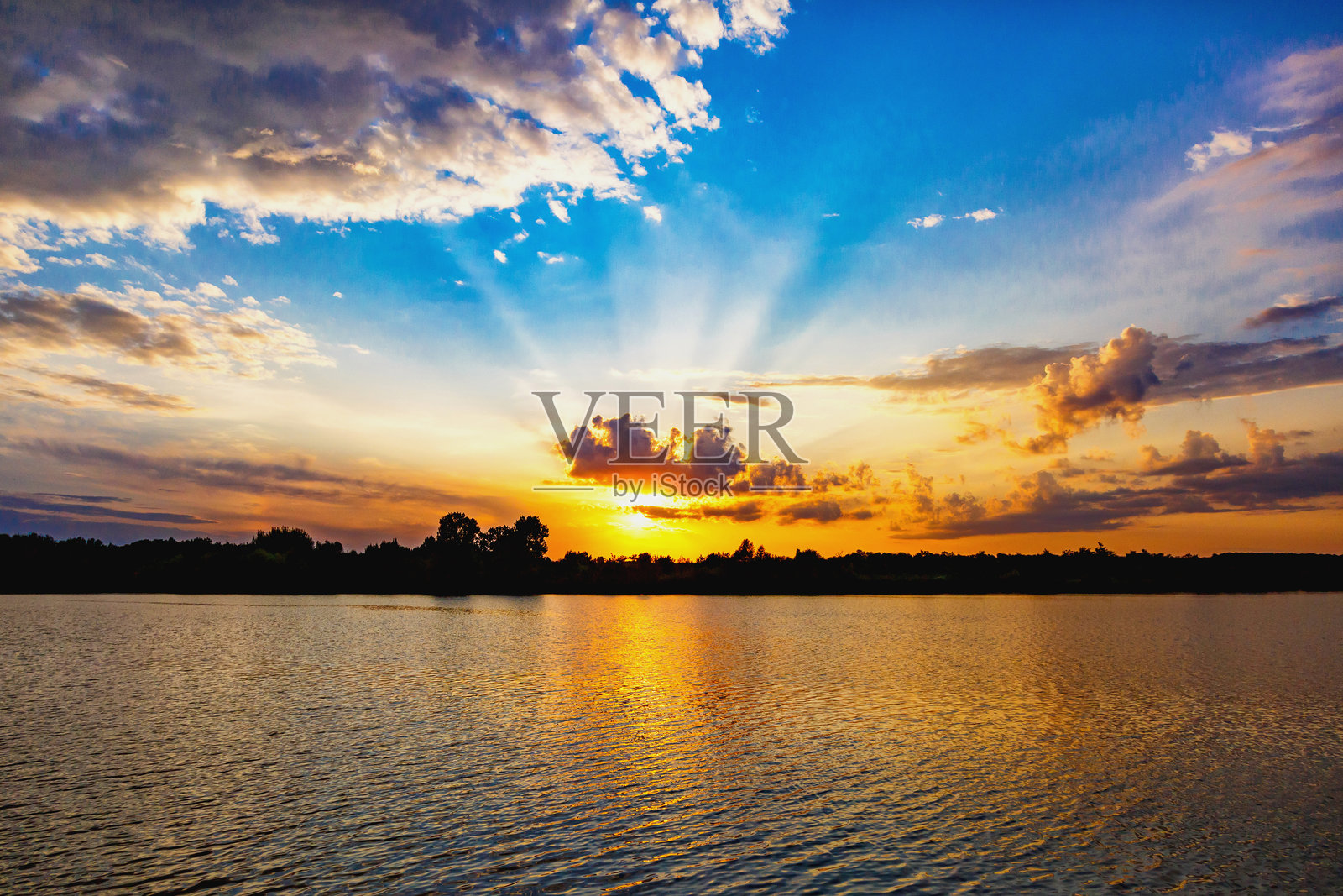 湖边的鲤鱼垂钓时光。黎明时分，俯瞰湖泊的鲤鱼钓鱼风景。钓鱼冒险，鲤鱼钓鱼。照片摄影图片